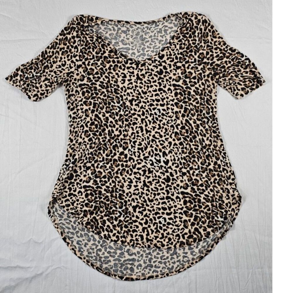 Maurices 24/7 Leopard Cheetah Print V-Neck Short Sleeve Top Size M Medium Tan